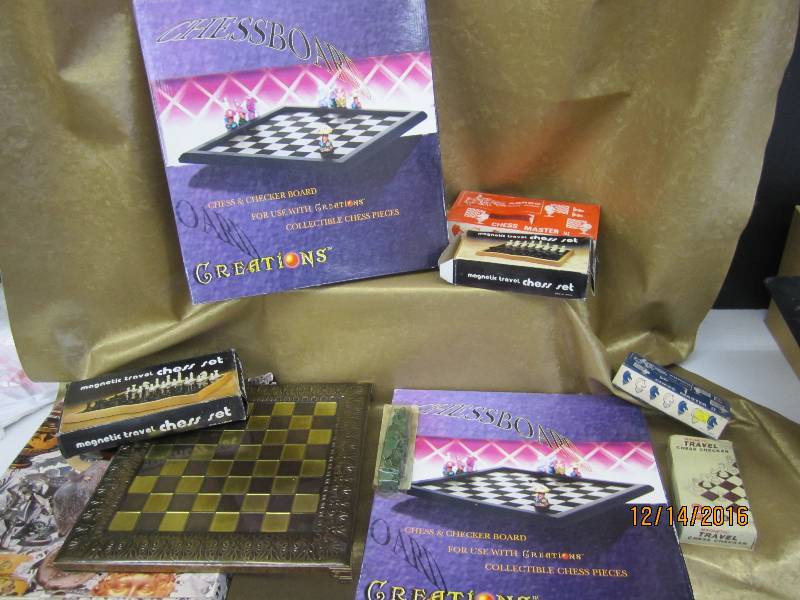 lot 81 image: Lot of chess games...