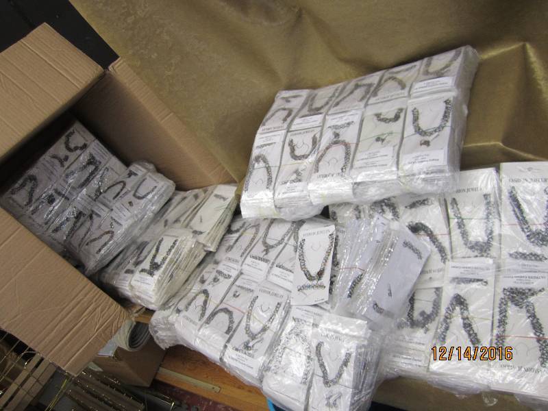 lot 84 image: Box filled with several thousand Cl...