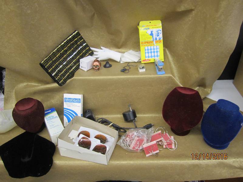 lot 88 image: Lot of jewlery and display accessor...