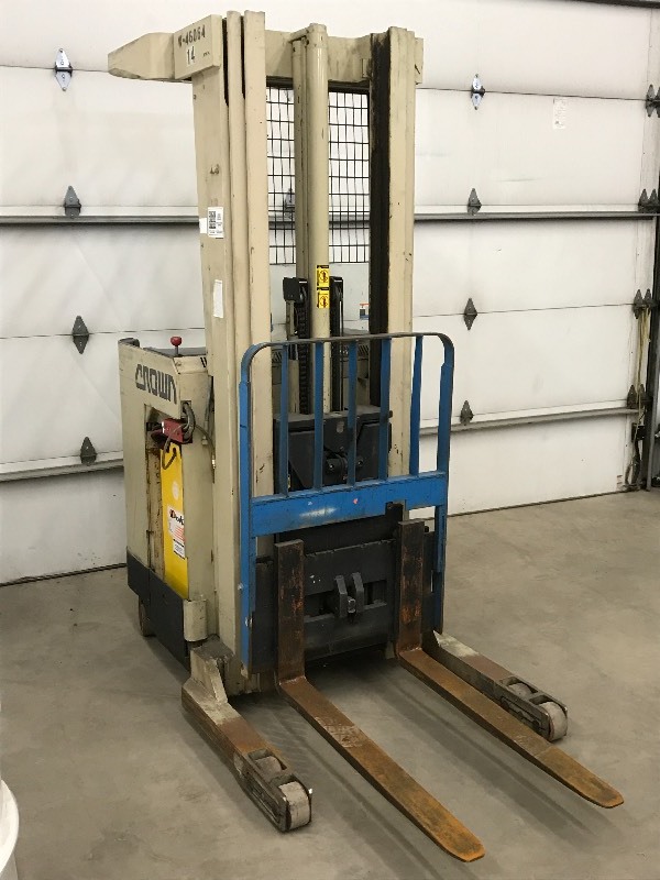 lot 6 image: Crown 35RRTT Commercial Foklift