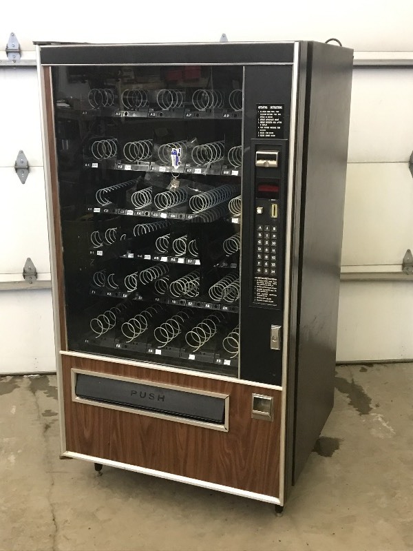 lot 17 image: 45-Selection Snack Vending Machine