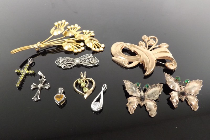 Lot of Sterling Brooches, and Pendants (1.630oz Total Weight)