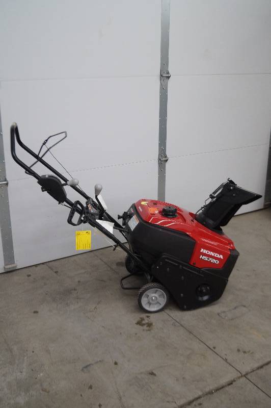 lot 7 image: Honda Snow Blower