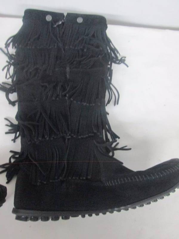 lot 32 image: Minnetonka Womens 5-Layer Fringe Boot