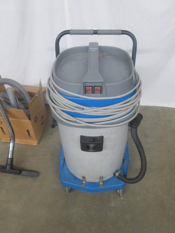 lot 9 image: Mercury Storm 20-Gallon Dual Motor Shop Vac