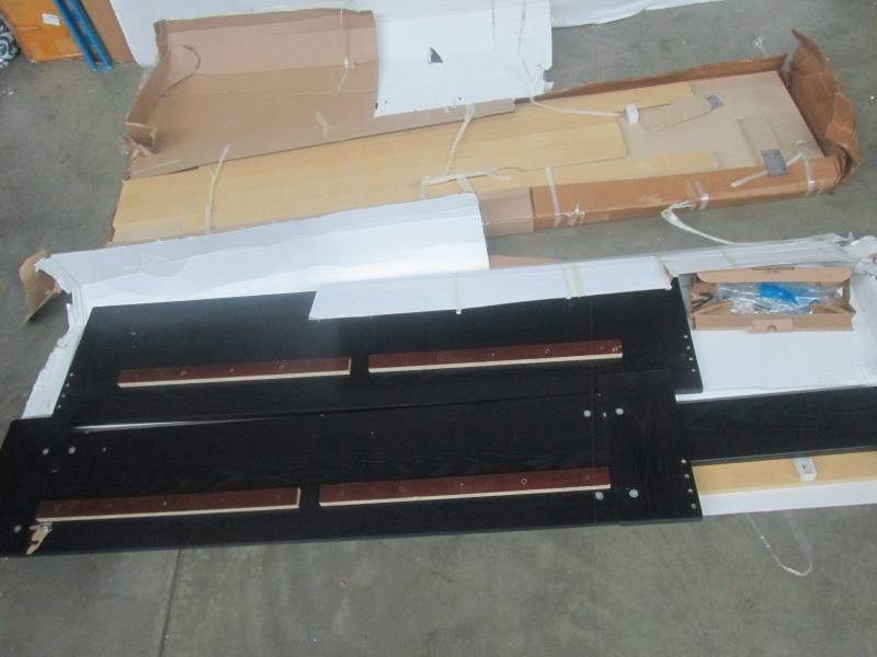 lot 93 image: Queen Platform Bed