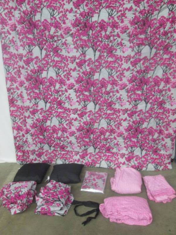 lot 20 image: Alcove Nala Bedroom Set - Queen