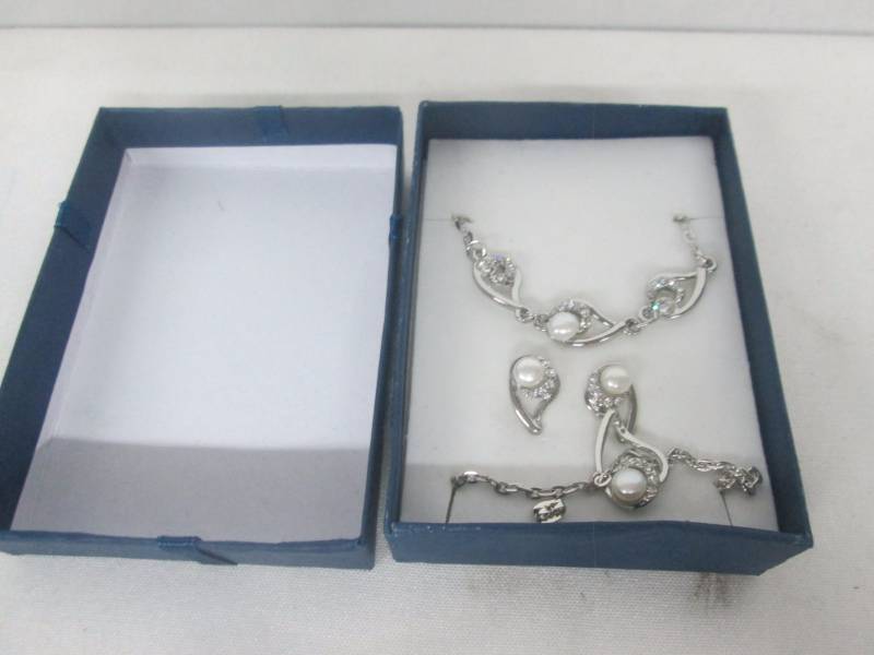 lot 102 image: Freshwater Pearl Set