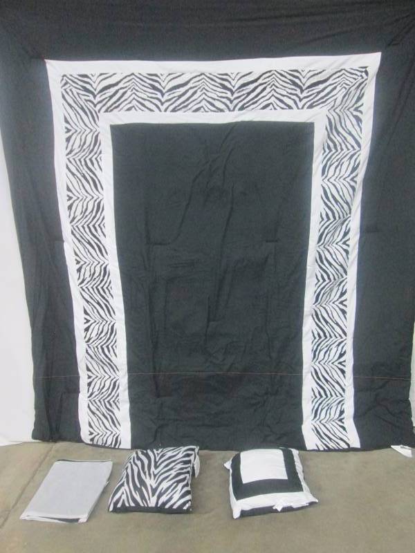 lot 18 image: Alcove Nairobe Comforter Set - Queen