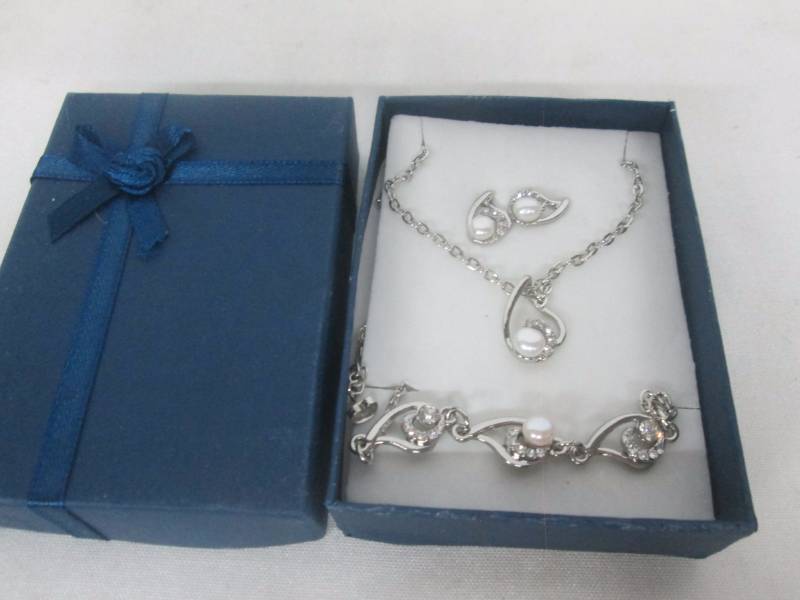 lot 103 image: Pearl & CZ Accent Jewelry Set