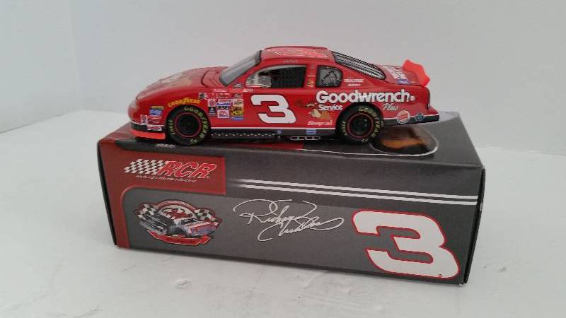 lot 27 image: 2004 Action Collectables 132nd Scale Dale Earnhardt 2000 Chevrolet Monte Carlo GM Goodwrench Service - New in Box