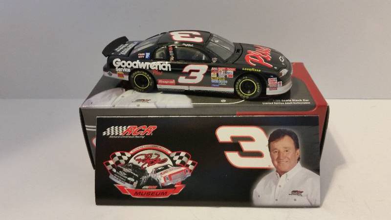 lot 56 image: 2004 RCR Collectables 132nd Scale 1995 Chevrolet Monte Carlo Black Paint Scheme #3 Dale Earnhardt Stock Car