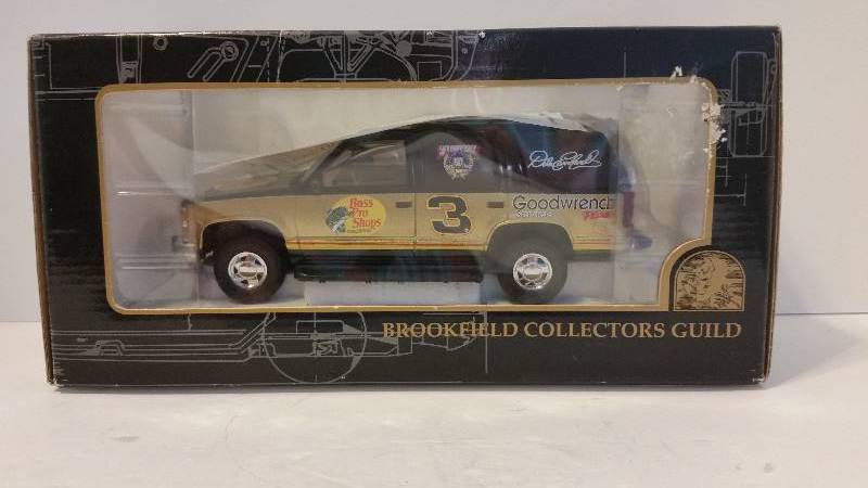 New 1995 Brookfield 1:25 Diecast NASCAR Earnhardt Sr & Petty Suburban Truck Set 