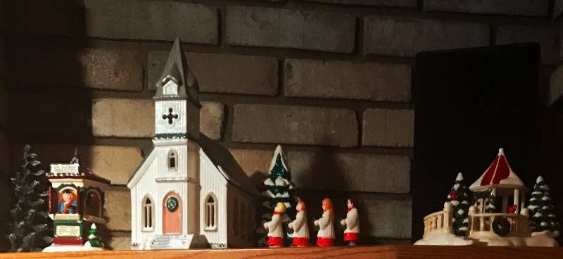 LYNNETTES COLLECTIBLE GIANT DEPARTMENT 56 SNOW VILLAGE - SEE PICTURES AND DESCRIPTION  MINT CONDITION WITH ORIGINAL BOXES