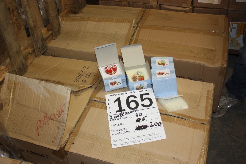 200 assorted covered Limoge style hinged boxes ceramic