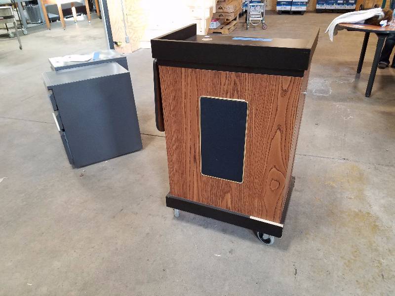 lot 95 image: Speaking podium.