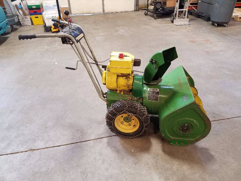 lot 17 image: John Deere Snow blower