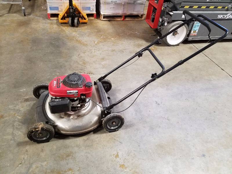 lot 9 image: Honda Lawn Mower