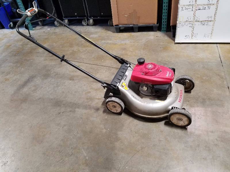 lot 10 image: Honda Lawn Mower