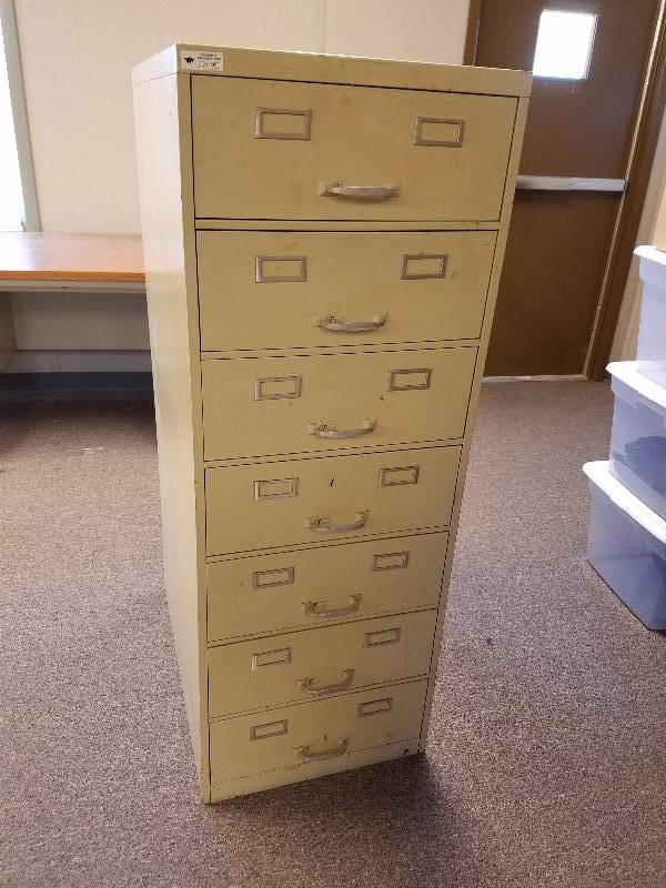 lot 21 image: File cabinet
