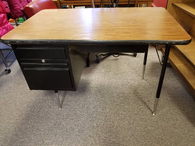 lot 39 image: Office Desk