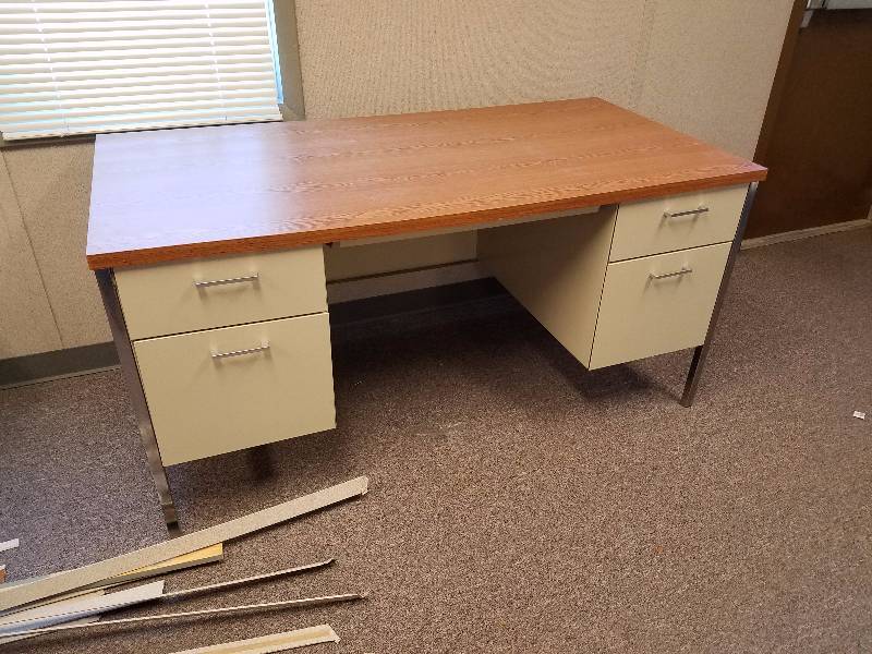 lot 19 image: Office Desk