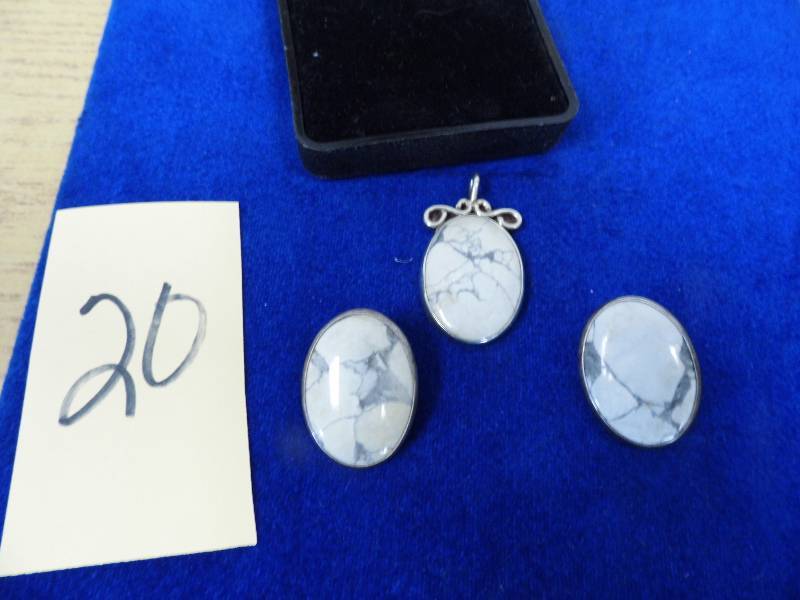 Pierced Earrings w Pendant