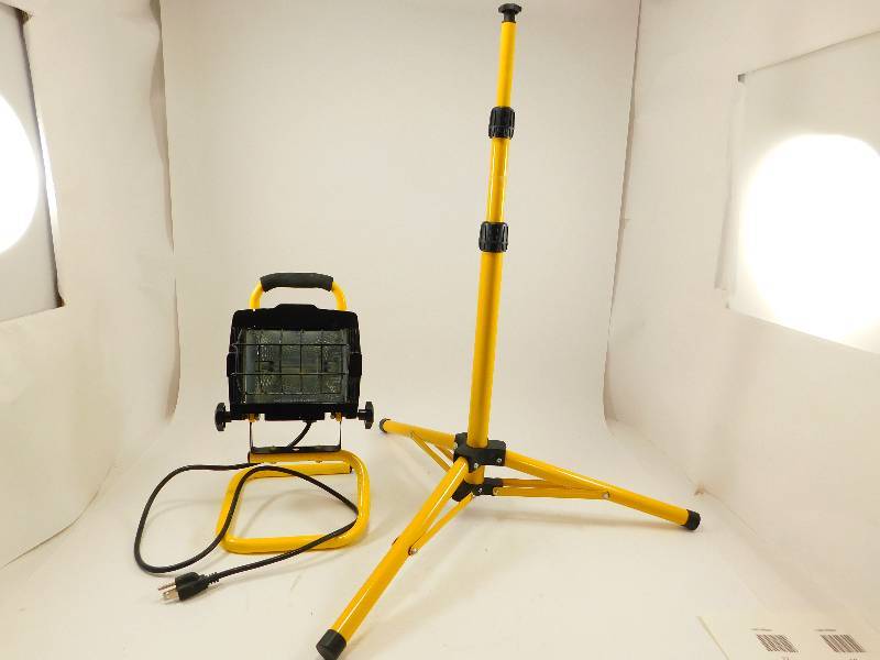 lot 18 image: Halogen Work Light with Tripod - Needs bulb