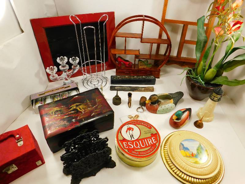 lot 28 image: Lot of Various Home Decor Items