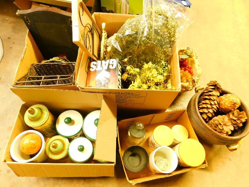 lot 40 image: Lot of Home Decor Items - Pier 1 Imports