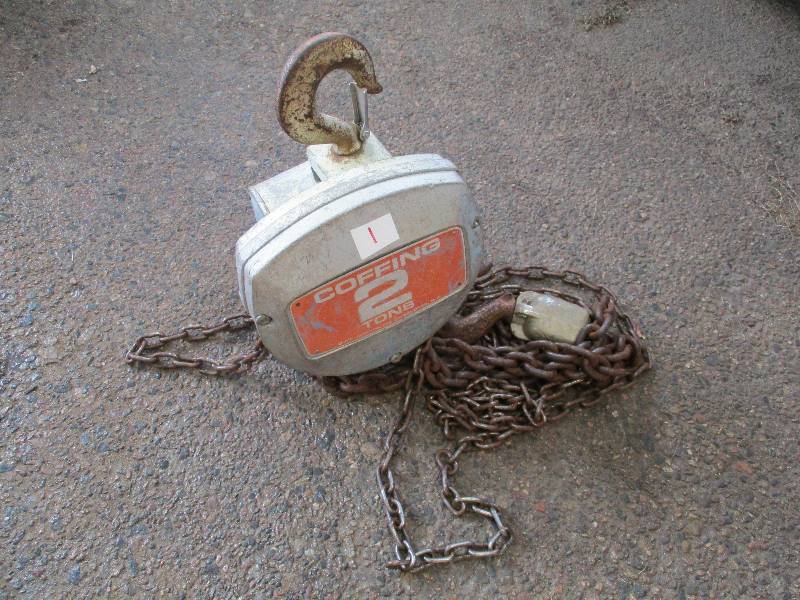 lot 1 image: 2 Ton Coffin hoist