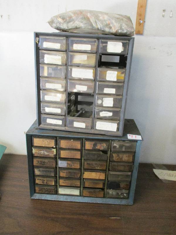 lot 41 image: 2 Organizers & A Bag Full Of Chain Links