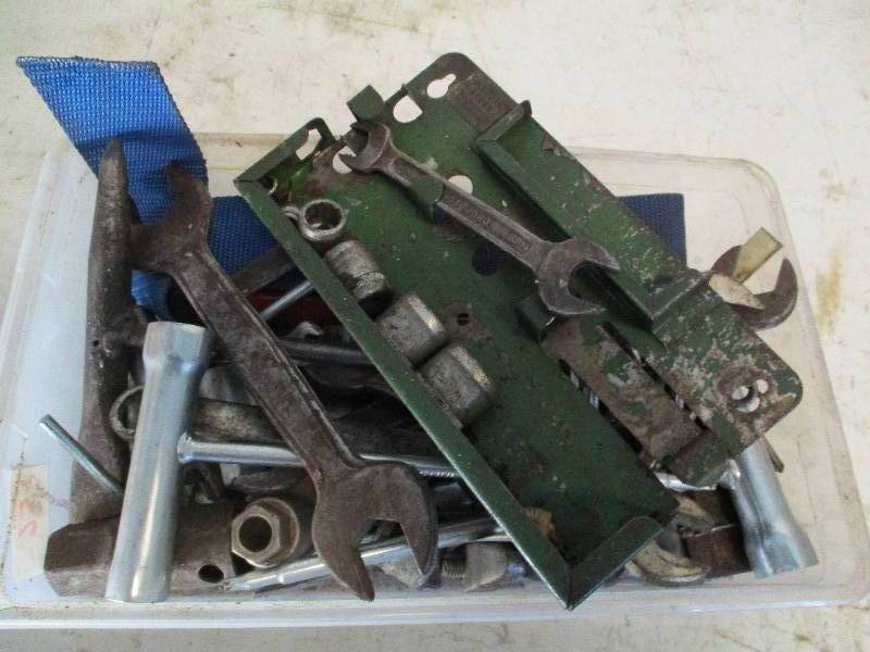 lot 56 image: Tools & Small Tote