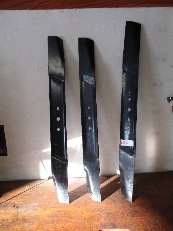lot 122 image: Mower Blades