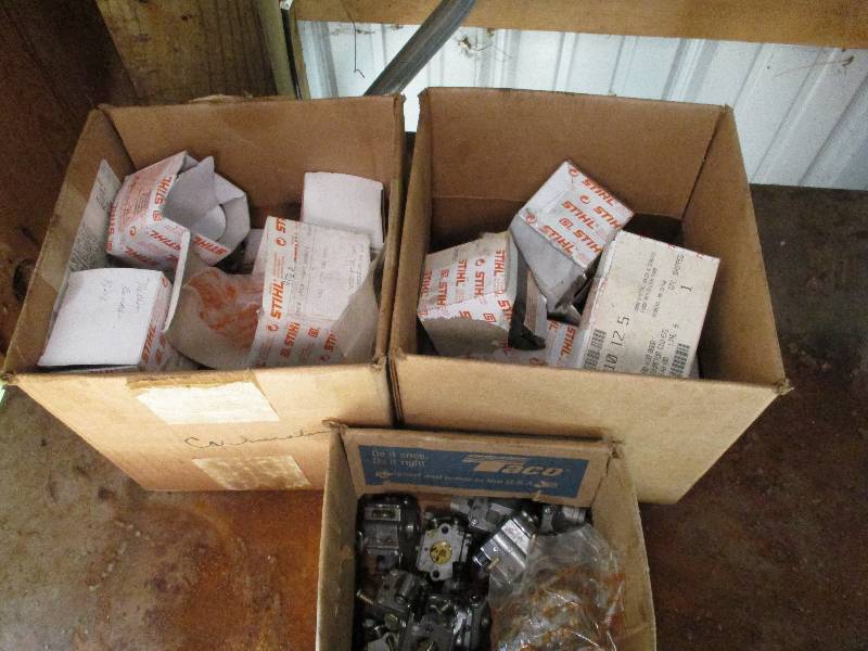 lot 179 image: Carburetor Parts