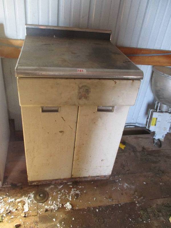 lot 182 image: Metal Cabinet