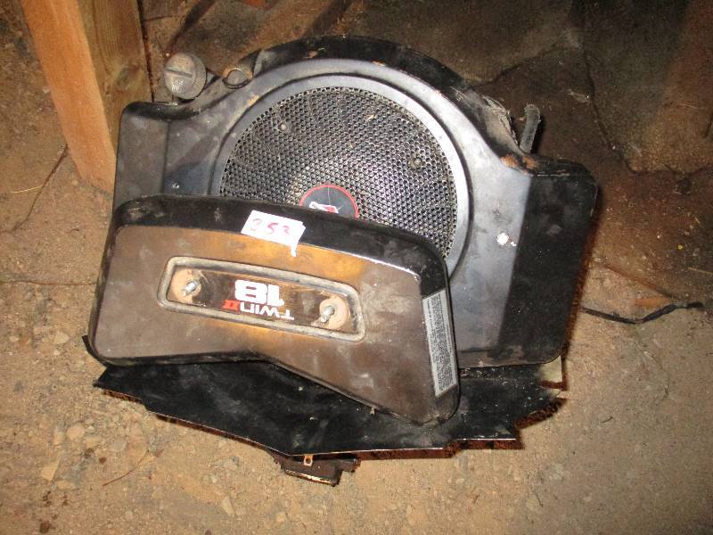 lot 253 image: Briggs & Stratton Twin II Engine