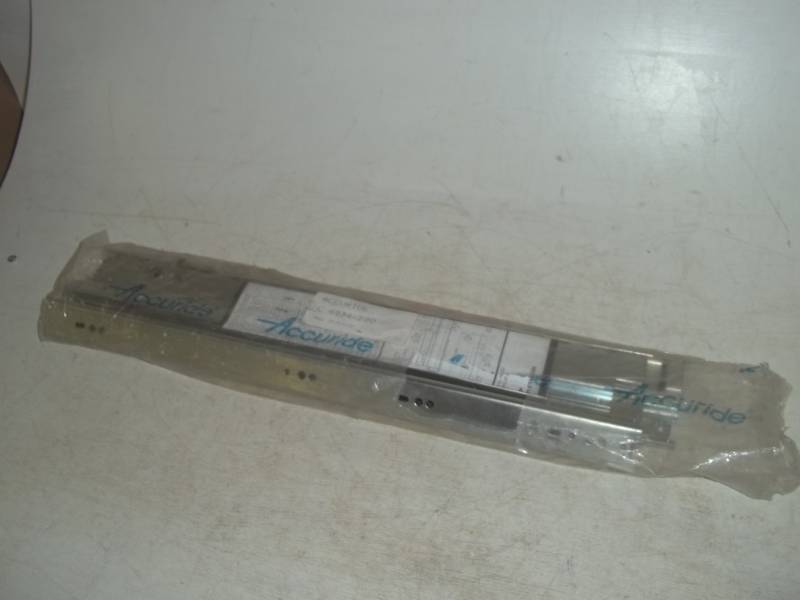 lot 21 image: 4 Drawer Slides 19 Long