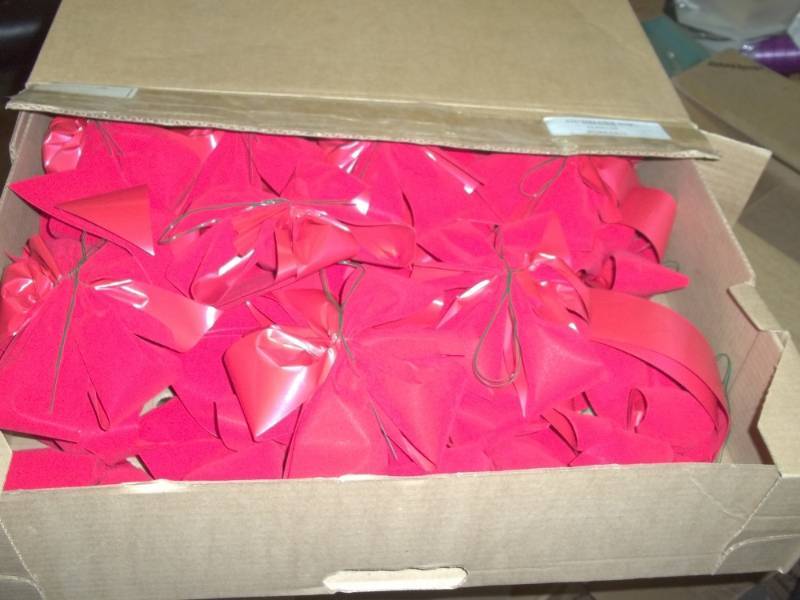 lot 27 image: 24 Red Bows