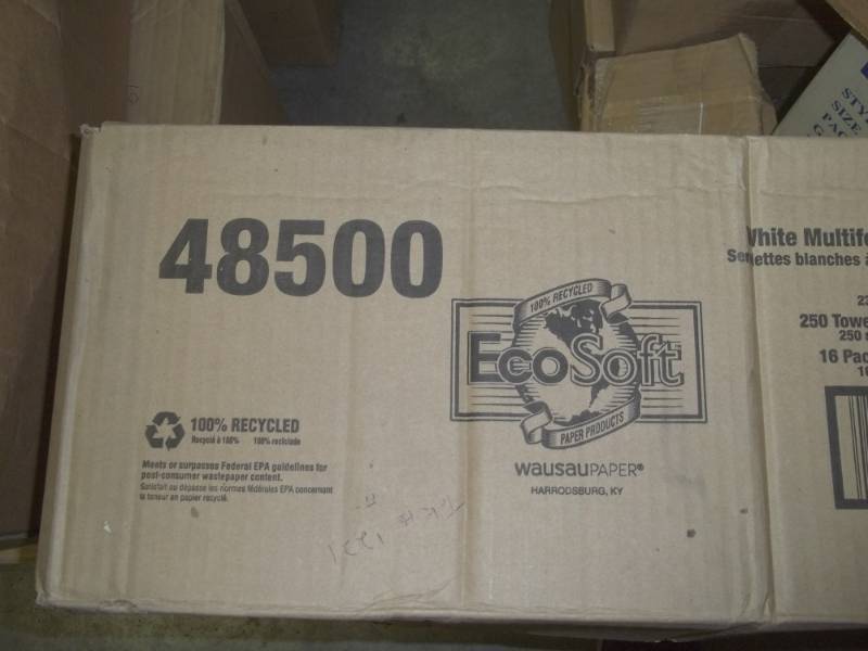 lot 32 image: Case of White Paper Towels