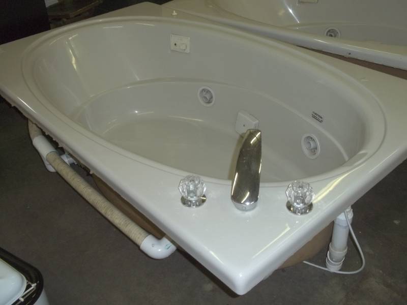 lot 64 image: Jacuzzi  Whirlpool Bath Hot Tub 41 x71 Consignor states filled and tested one pipe need repair