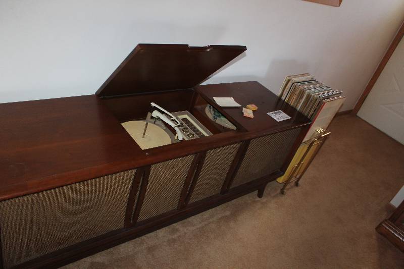 lot 1610 image: Packard Bell Stereo Cabinet Record Player w LP Records