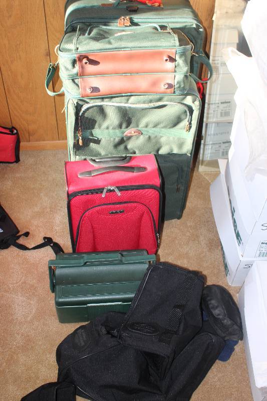 lot 1633 image: Lot of (Approximately 5) Luggage Bags