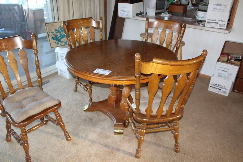 lot 1622 image: Lot of (5) Dining Furniture