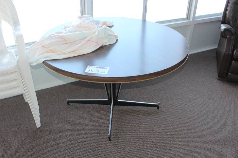 lot 1628 image: Round Table