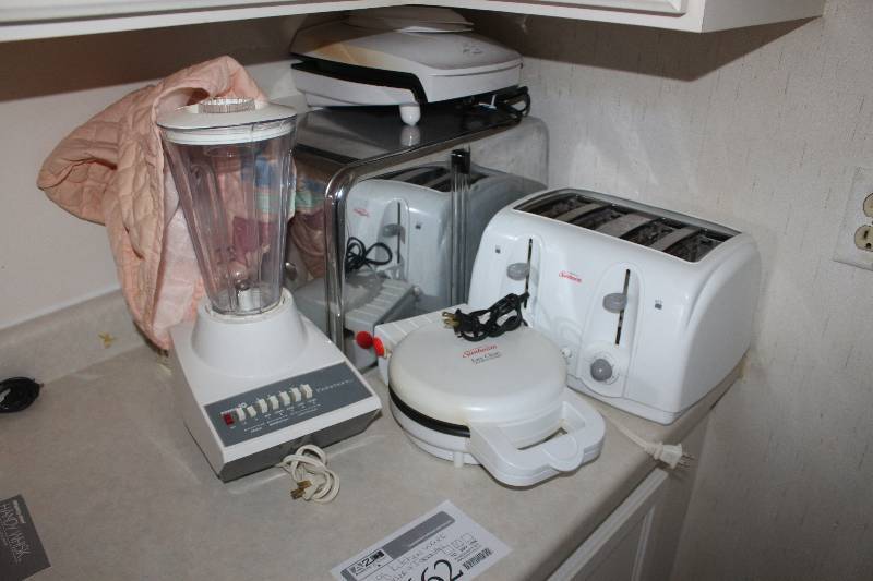 lot 1662 image: Lot of Kitchenware Including Kenmore Blender Foreman Grill