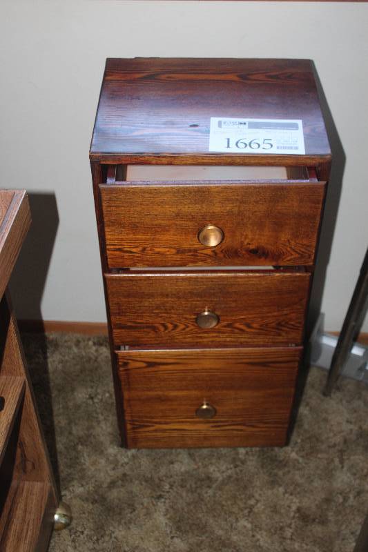 lot 1665 image: 3-Drawer Cabinet