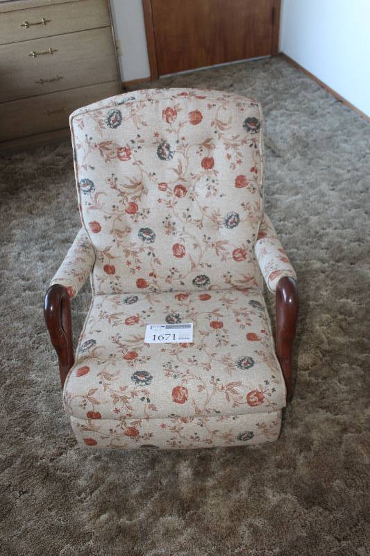 lot 1671 image: Living Room Chair