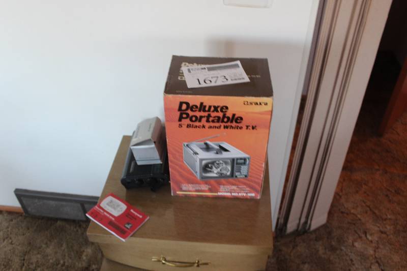 lot 1673 image: Deluxe Portable TV w Radio & AC Adapter