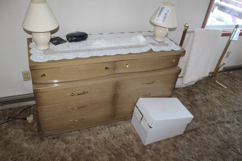 lot 1669 image: Bedroom Set Includes 2) Dresser AND 1) End Table AND 2) Lamps